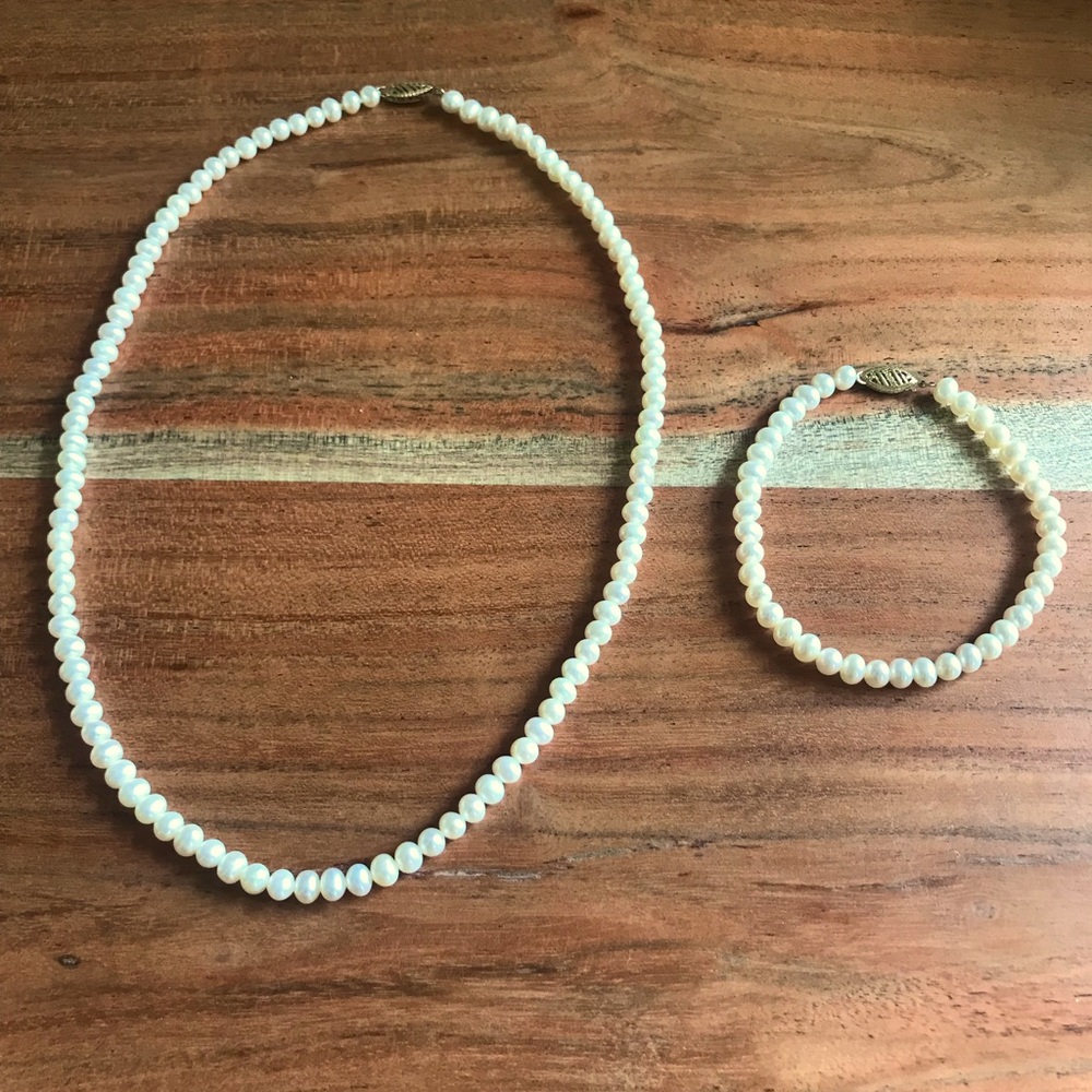 Pearl necklace and bracelet 10k